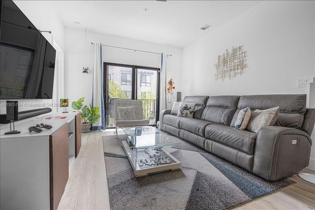 8301 NW 41st St B-309, Doral, FL 33166