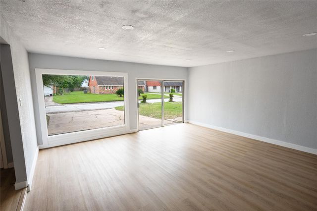 5515 Greylog Drive, Houston, TX 77048