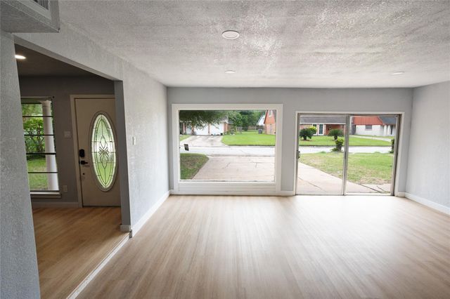 5515 Greylog Drive, Houston, TX 77048