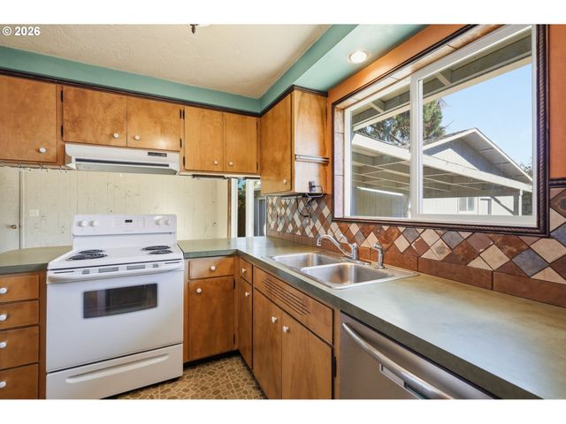 1033 S 34TH Pl, Springfield, OR 97478
