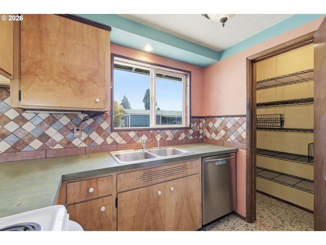 1033 S 34TH Pl, Springfield, OR 97478