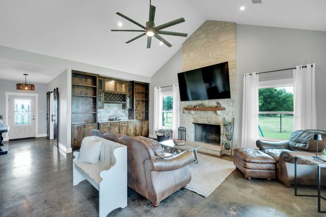 61 Rockett Lane, Pecan Hill, TX 75154