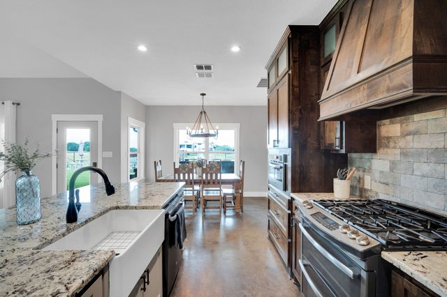 61 Rockett Lane, Pecan Hill, TX 75154