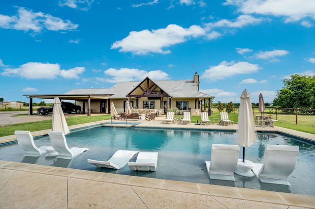 61 Rockett Lane, Pecan Hill, TX 75154