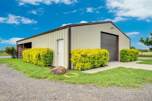 61 Rockett Lane, Pecan Hill, TX 75154