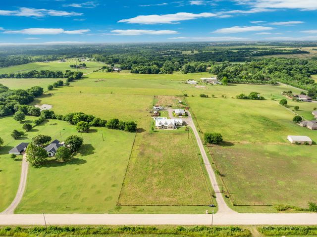 61 Rockett Lane, Pecan Hill, TX 75154