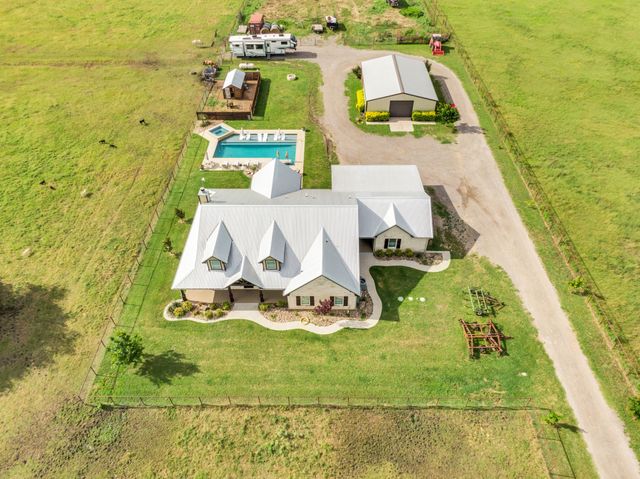 61 Rockett Lane, Pecan Hill, TX 75154