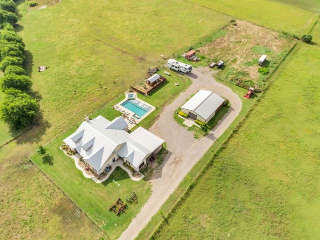 61 Rockett Lane, Pecan Hill, TX 75154