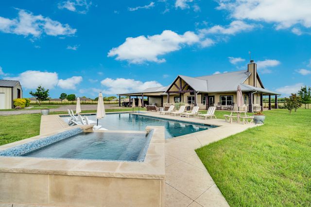 61 Rockett Lane, Pecan Hill, TX 75154
