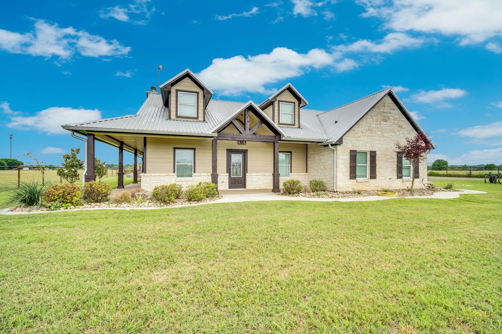 61 Rockett Lane, Pecan Hill, TX 75154