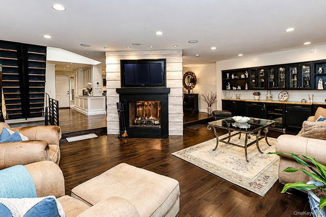 27 Hunt Court, Jericho, NY 11753
