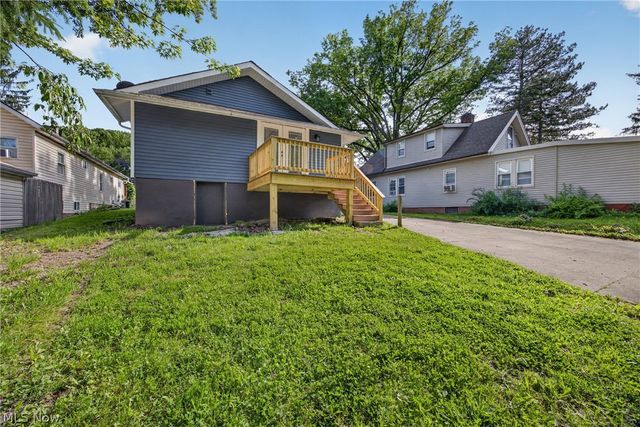 3226 W Ridgewood Drive, Parma, OH 44134