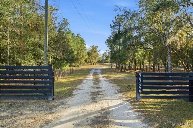7724 W Sunmar Sample Lane, Dunnellon, FL 34433