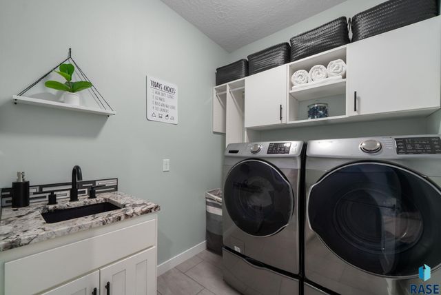2308 S Durango Dr Drive, Sioux Falls, SD 57110
