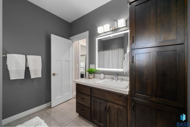2308 S Durango Dr Drive, Sioux Falls, SD 57110