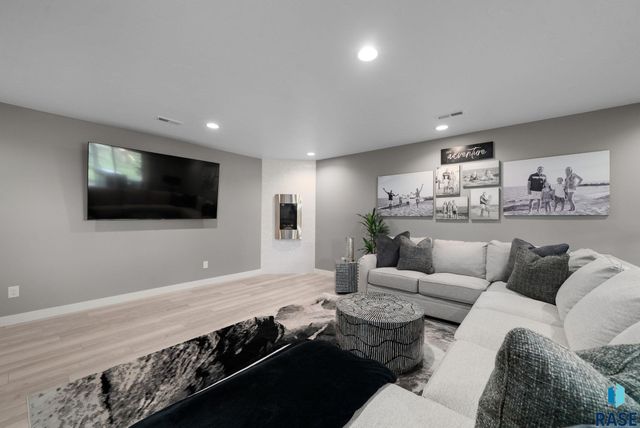2308 S Durango Dr Drive, Sioux Falls, SD 57110