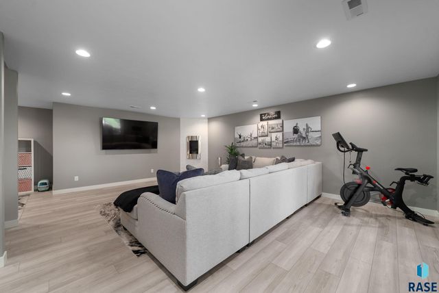 2308 S Durango Dr Drive, Sioux Falls, SD 57110
