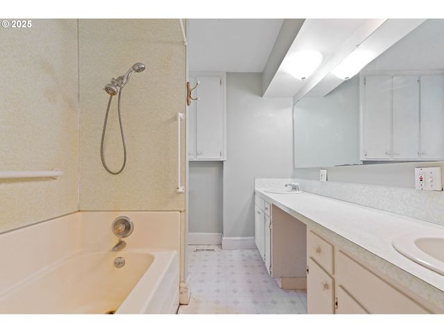 10478 CROSBY Rd Ne, Woodburn, OR 97071