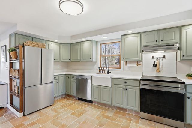 11 Elwood Road, Derry, NH 03038