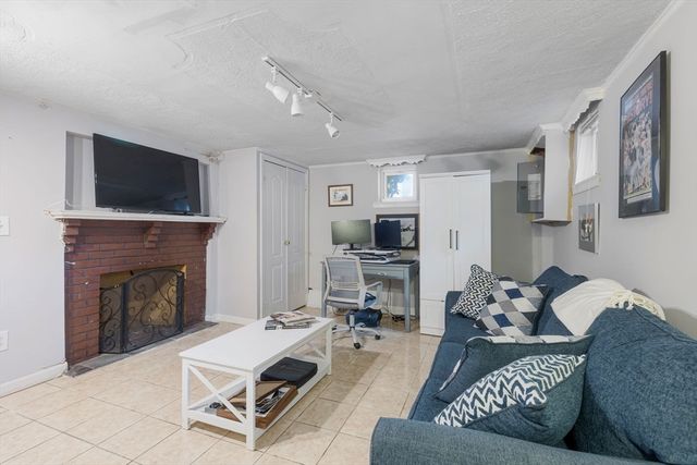 20 Brae Rd, Quincy, MA 02169