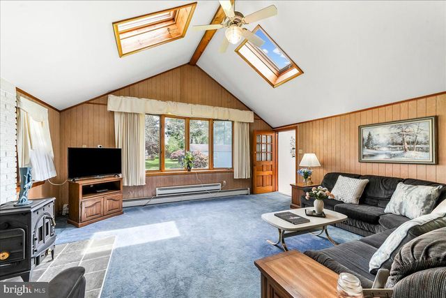 2 MARIAN RD, Phoenixville, PA 19460