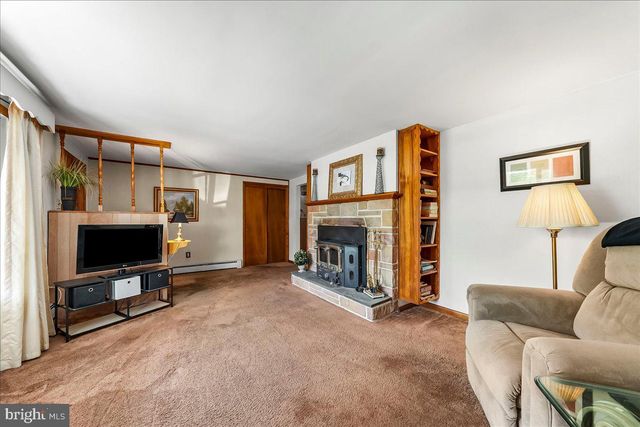 2 MARIAN RD, Phoenixville, PA 19460