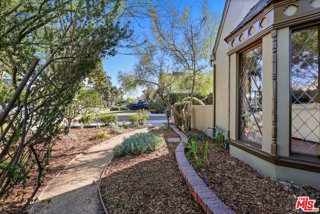 1017 N Howard Street, Glendale, CA 91207