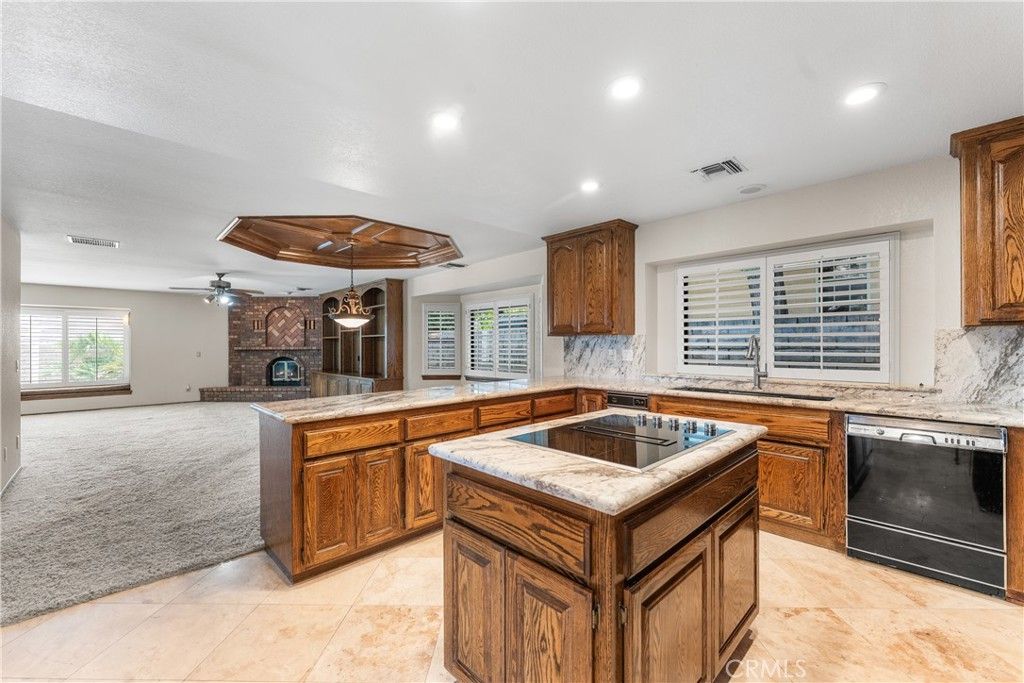 Image 17 of property listing at 41628 Crispi Lane, Quartz Hill, CA 93536