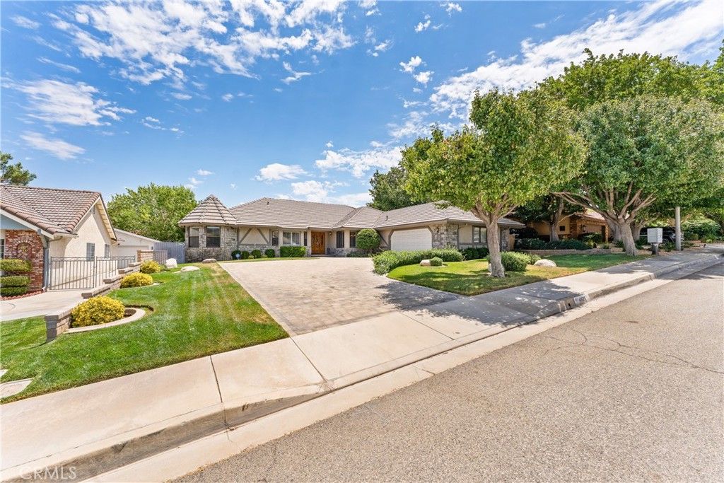 Image 3 of property listing at 41628 Crispi Lane, Quartz Hill, CA 93536