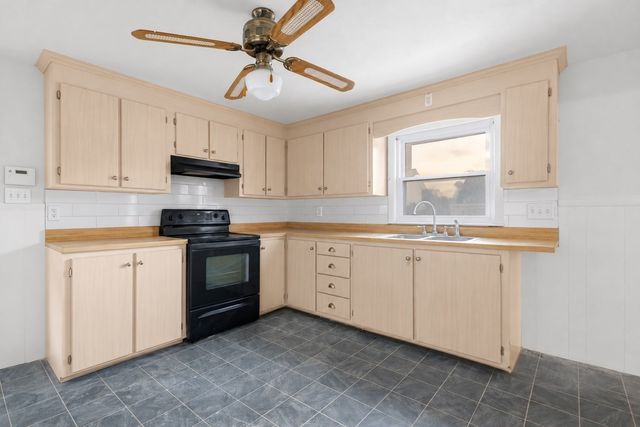 45 Pineridge St, New Bedford, MA 02740