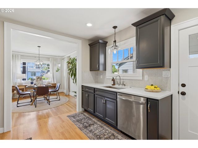 6720 Ne RODNEY Ave, Portland, OR 97211