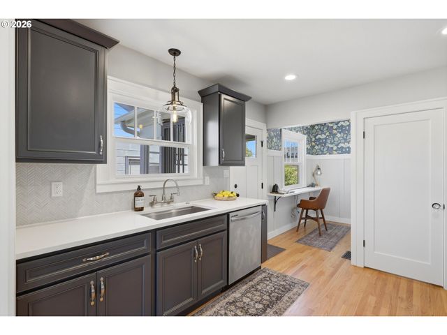 6720 Ne RODNEY Ave, Portland, OR 97211