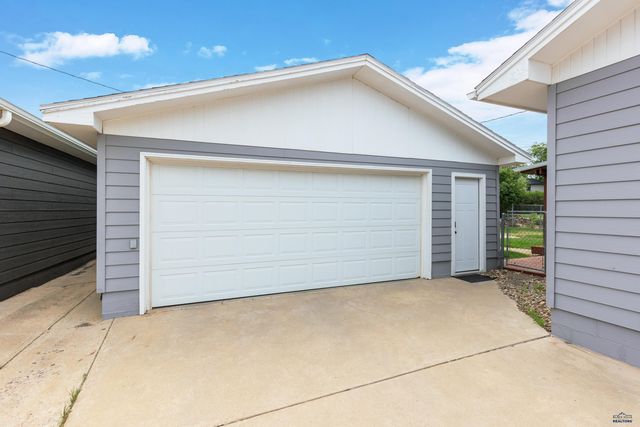 2627 LAWNDALE DR, Rapid City, SD 57702