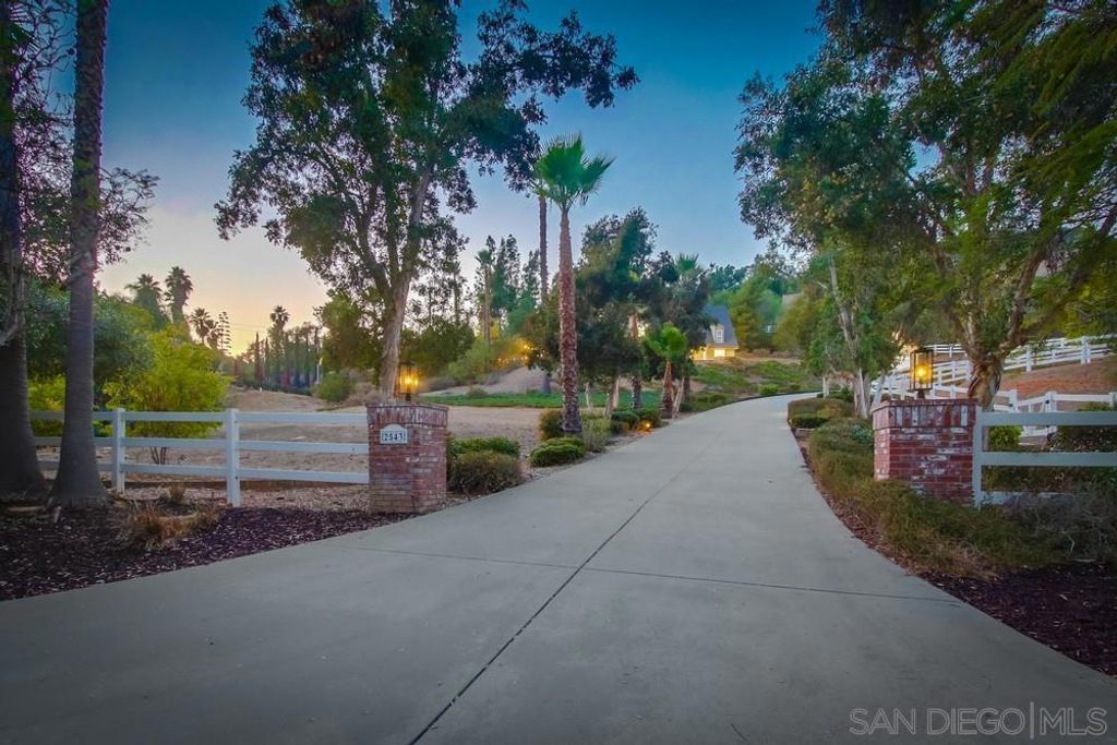 2543 Daisy Ln, Fallbrook, CA 92028