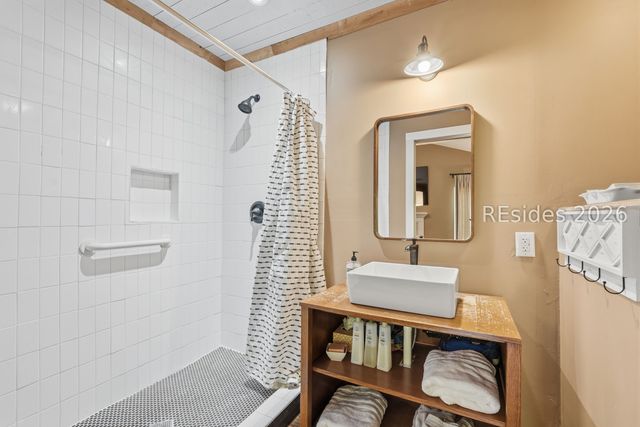 21 McIntosh Rd, Hilton Head Island, SC 29926