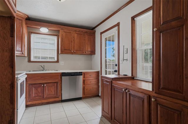 522 S Meadow Lane, Mustang, OK 73064