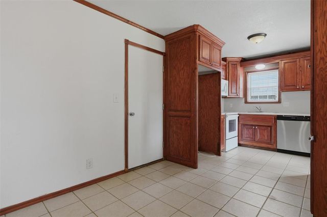 522 S Meadow Lane, Mustang, OK 73064