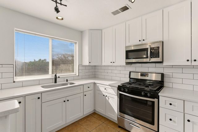 4214 Skyview Crest Road NW, Albuquerque, NM 87114