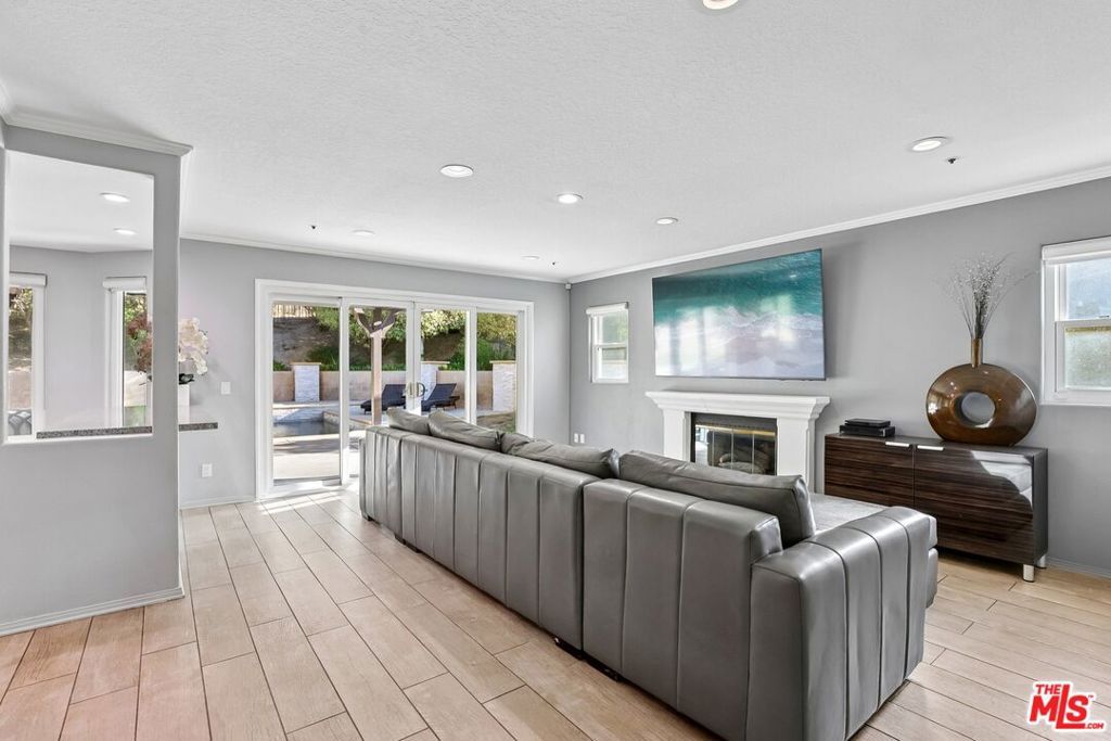 Image 10 of property listing at 17807 Tuscan Drive, Los Angeles, CA 91344