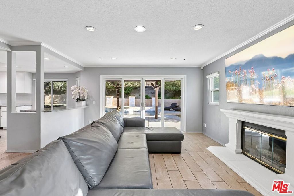 Image 11 of property listing at 17807 Tuscan Drive, Los Angeles, CA 91344