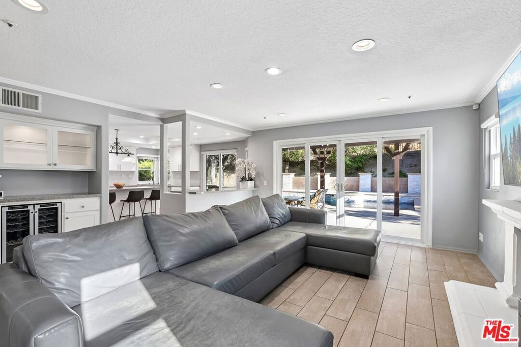 Image 12 of property listing at 17807 Tuscan Drive, Los Angeles, CA 91344