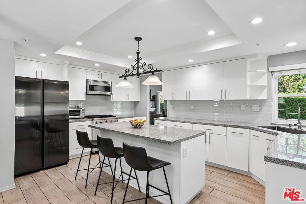 Image 17 of property listing at 17807 Tuscan Drive, Los Angeles, CA 91344