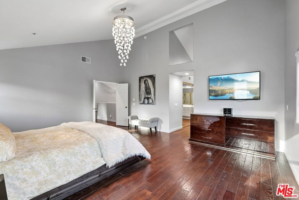 Image 23 of property listing at 17807 Tuscan Drive, Los Angeles, CA 91344