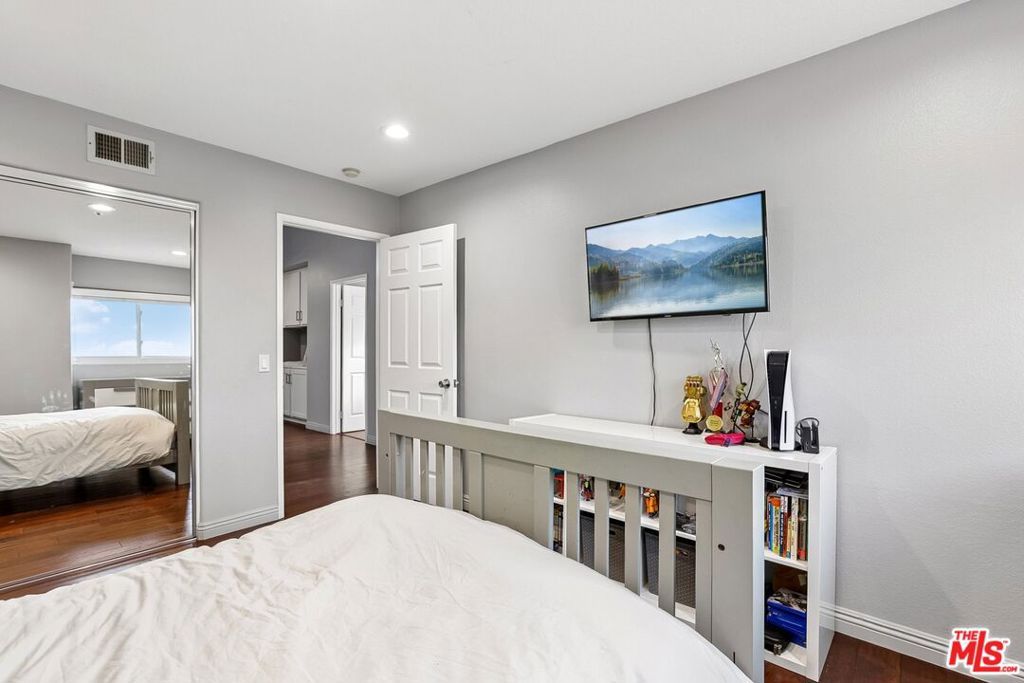 Image 29 of property listing at 17807 Tuscan Drive, Los Angeles, CA 91344