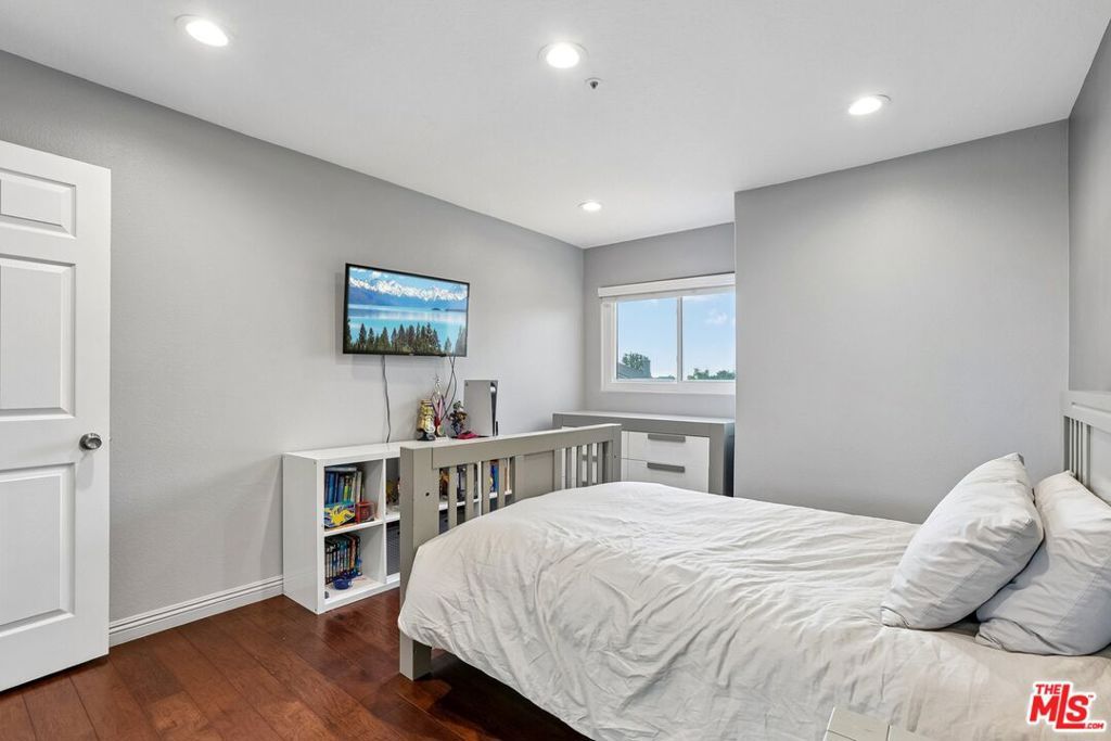 Image 30 of property listing at 17807 Tuscan Drive, Los Angeles, CA 91344