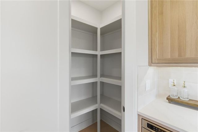 16055 W Eisenhower Road, Lansing, KS 66043