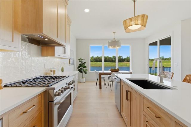 16055 W Eisenhower Road, Lansing, KS 66043
