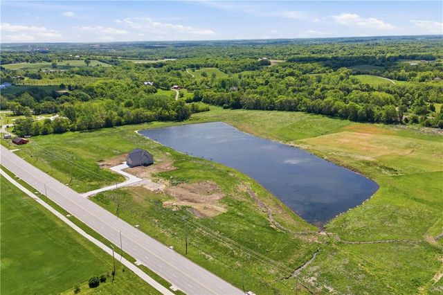 16055 W Eisenhower Road, Lansing, KS 66043