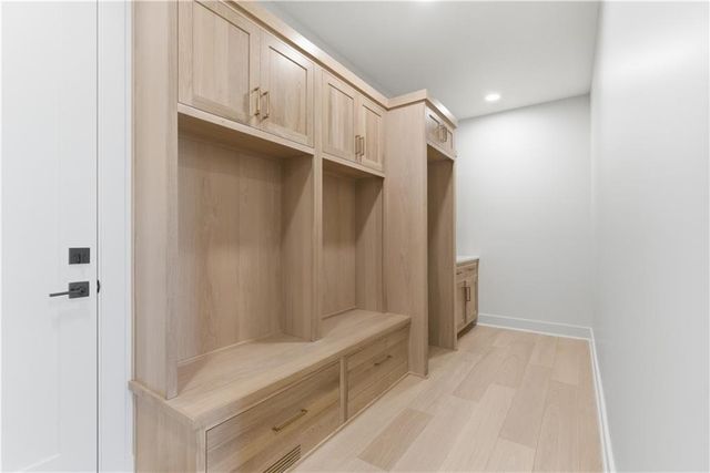 16055 W Eisenhower Road, Lansing, KS 66043