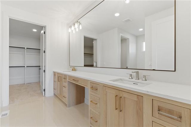 16055 W Eisenhower Road, Lansing, KS 66043